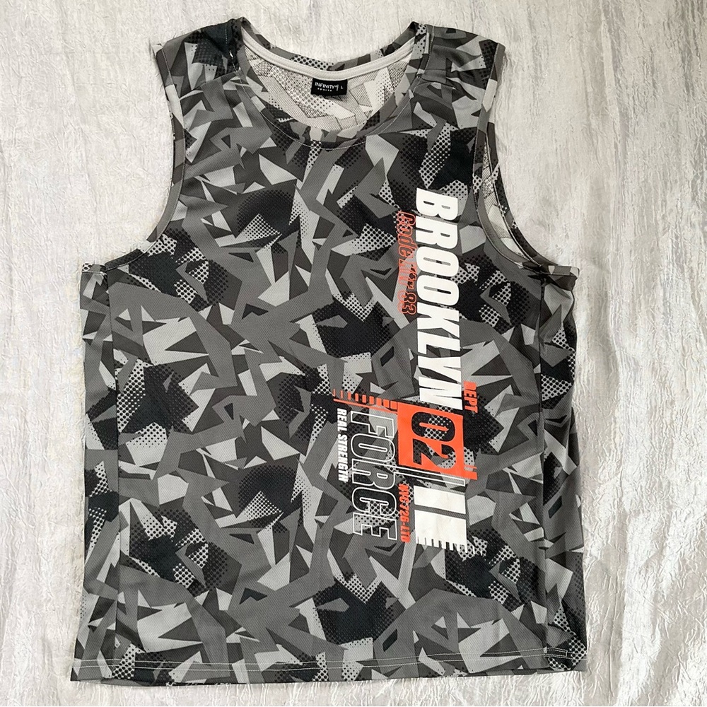 INFINITY Geometric Sports Tee in Gray and White‎